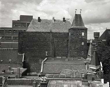 813263 Gezicht op de zijgevel van Huize Oudaen (Oudegracht 99) te Utrecht vanaf het gebouw van de voormalige ...